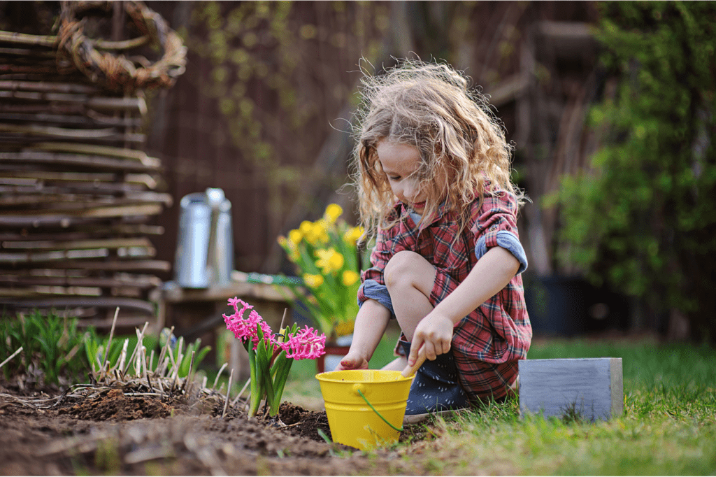 Zabawy Na Dworze W Przedszkolu Zabawy na dworze w duchu Montessori - Lubię Montessori